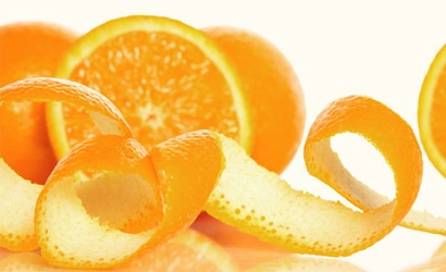 Vỏ cam cũng chứa d-limonene, một hợp chất giúp bảo vệ da khỏi ung thư bằng cách vô hiệu những tác hại của tia UV. Nhưng chỉ nên lấy phần vỏ có màu cam, bởi phần trắng rất cay và đắng.